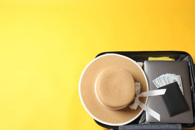 Seyahat aksesuarlarıyla dolu bavul