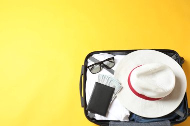 Düz kompozisyon, bavul ve renkli şapka. Metin için boşluk