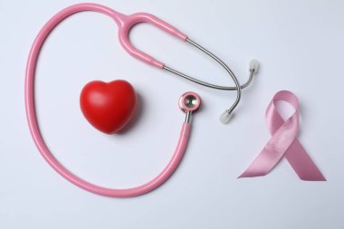 Steteskop, göğüs kanseri konsepti. pembe arkaplan.
