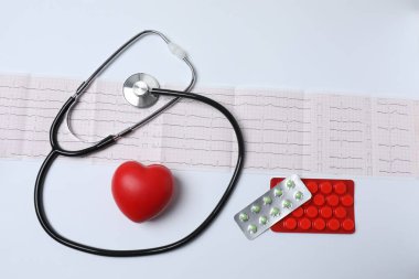 Steteskop ve beyaz arka plan üzerinde kalp.