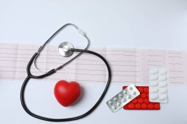 Steteskop ve şırıngalı kırmızı kalp.
