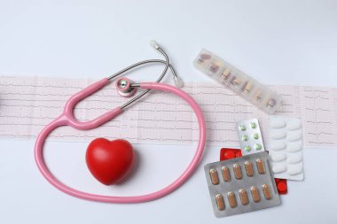 Beyaz arkaplanda stetoskop, kardiyogram ve kardiyogram