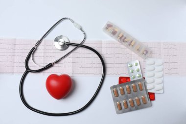 Stetoskop ve haplı kırmızı kalp.