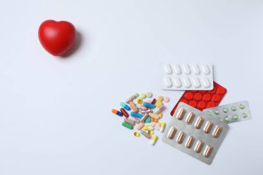 kırmızı haplar ve kalp