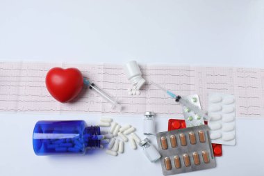 kalp - beyaz arka planda haplar, şırınga ve steteskop