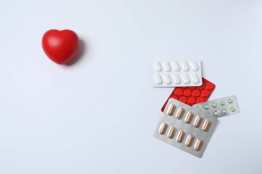 Kırmızı kalp hapları ile