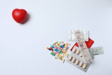 Kırmızı kalp ve hap