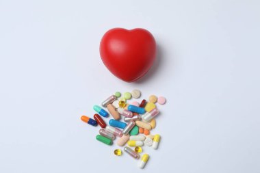 Beyaz arka planda hapları olan kalp