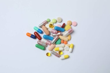 Beyaz arka planda haplar, tıbbi konsept