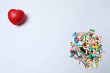 Beyaz arka planda kırmızı kalp