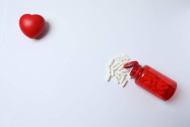 Kırmızı kalp ve hap.