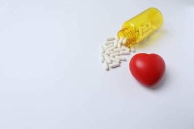 Kırmızıhaplar ve kapsüller beyaz üzerine izole edilmiş.