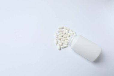 Beyaz arka planda beyaz haplar.