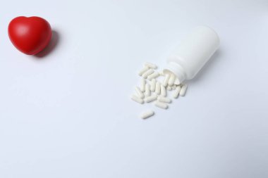 Beyaz arkaplanda haplar ve tabletler.