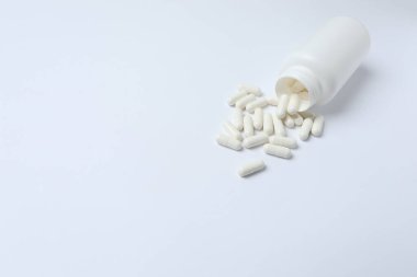 Beyaz arka planda beyaz ve kahverengi kapsüller