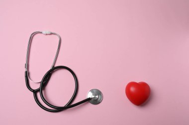 Tıbbi steteskop ve beyaz arka planda izole edilmiş kırmızı kalpler..