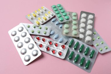 Pembe arka planda izole edilmiş su toplayan haplar.