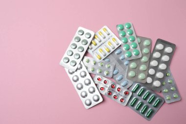 Pembe arka planda haplar ve kapsüller