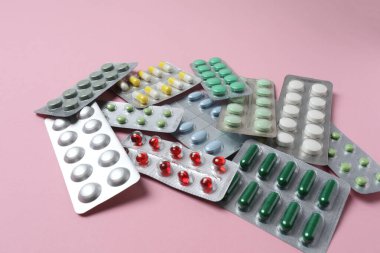 Hafif arka planda hap şeklinde haplar.