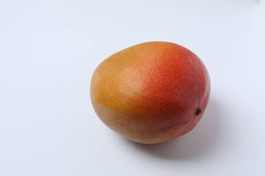 Taze olgun mango meyvesi beyaz arka planda izole edilmiş.