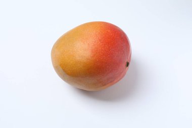 Beyaz arkaplanda izole edilmiş mango