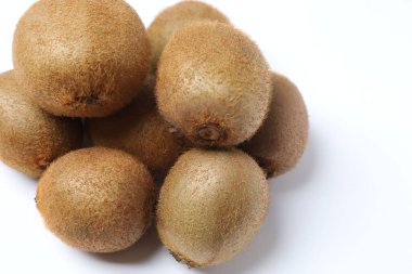 Beyaz arka planda olgun cevizler