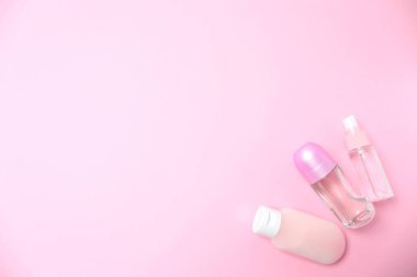 Kozmetik markalaştırma ve güzellik ürünleri, makyaj ve kozmetik - pembe arka planda ruj, mermer tabanı ve cazibe parlatıcısı - krem ve emülsiyon ürünü