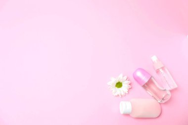 Pembe arka planda güzellik kozmetikleri