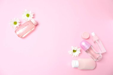 Beyaz arka planda vücut bakımı için kozmetik ve aksesuarlar