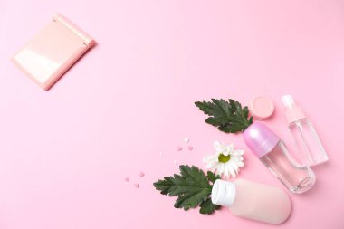 Pembe arka planda güzellik kozmetikleri