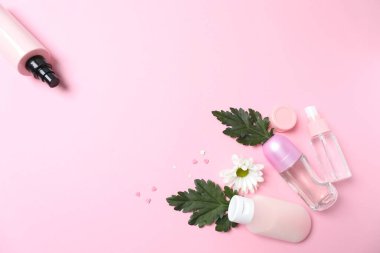 Renk arkaplanında çiçekler olan kozmetikler