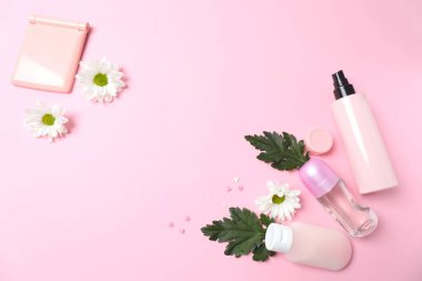 Pembe arka planda güzellik kozmetik ürünleri