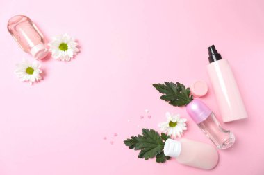 Güzellik kozmetik kremi pembe arka planda çiçekler