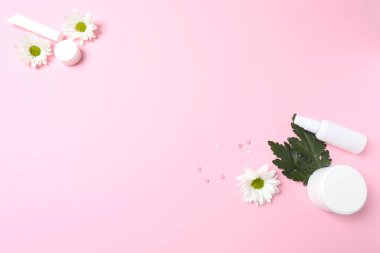 Pembe zemin üzerinde doğal kozmetik ürünleri olan düz konum ve metin için boşluk