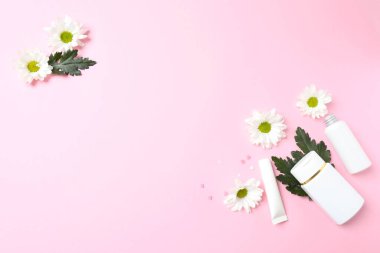 Çiçekli beyaz kozmetik şişeleri