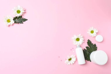 Beyaz çiçekler, paskalya yumurtaları, pembe arka planda beyaz kağıt. düz alan, üst görünüm, kopyala boşluk