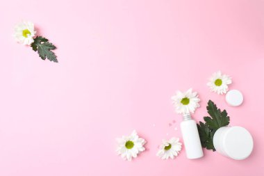 Açık arkaplanda güzel çiçekli kompozisyon