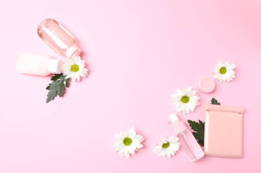 Renk arkaplanında kozmetik kremi, çiçek ve kozmetik ürünleri