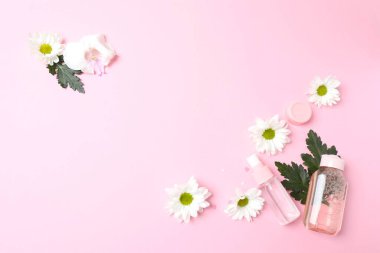 yaratıcı düz yatak, pembe çiçeklerin üst görünümü, beyaz kağıt çiçekler, pembe arka planda kopya alanı olan yapraklar.