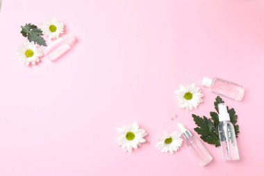 Renkli çiçekli düz kompozisyon. Metin için boşluk