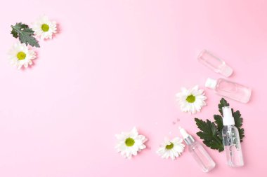 düz yatak, güzellik kozmetik ürünü, üst görünüm.