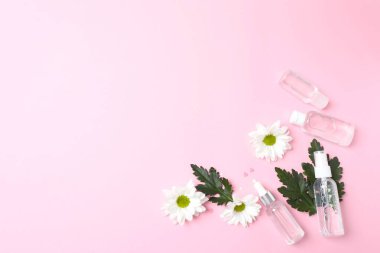 Çiçekli beyaz arka planda cilt bakımı için kozmetik ürünleri