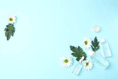 Düz yat. Beyaz papatya çayı, krem ve kozmetik ürünleri..