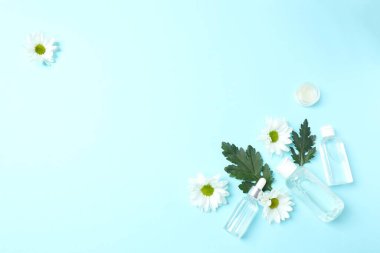 Kozmetik ürünleri, çiçekler ve krem ile renk arkaplan üzerinde düz konum, metin için boşluk