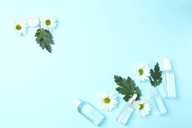 Kozmetik krem ve mavi üzerine çiçekler