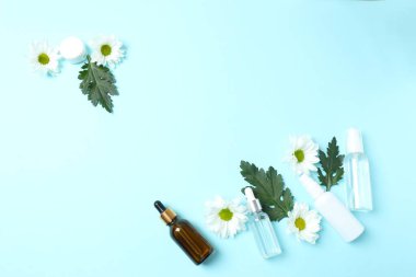 Renk arka plan üzerinde kozmetik ürünleri ile düz yatıyordu kompozisyon