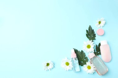 doğal kozmetik ürünleri, çiçekler ve şişe ile renk arkaplanı üzerine metin için düz konum