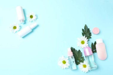 Kozmetik şişe, krem, renkli arka planda çiçekler