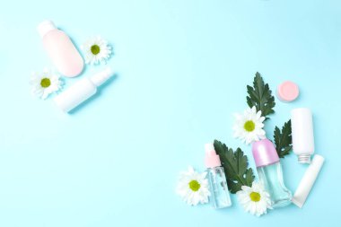 Renkli arka planda kozmetik ürünler. Kopyalama alanı olan düz