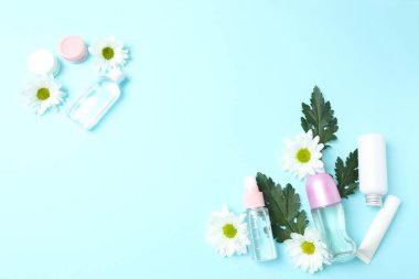 Kozmetik şişesi, çiçek, doğal ürün ve güzellik konsepti